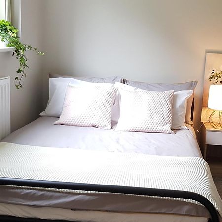 Beautiful 6 Bedroom Holiday Home, Manchester Wythenshawe Exteriör bild