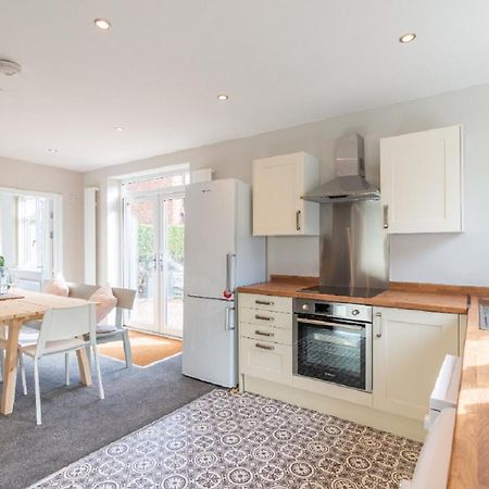 Beautiful 6 Bedroom Holiday Home, Manchester Wythenshawe Exteriör bild