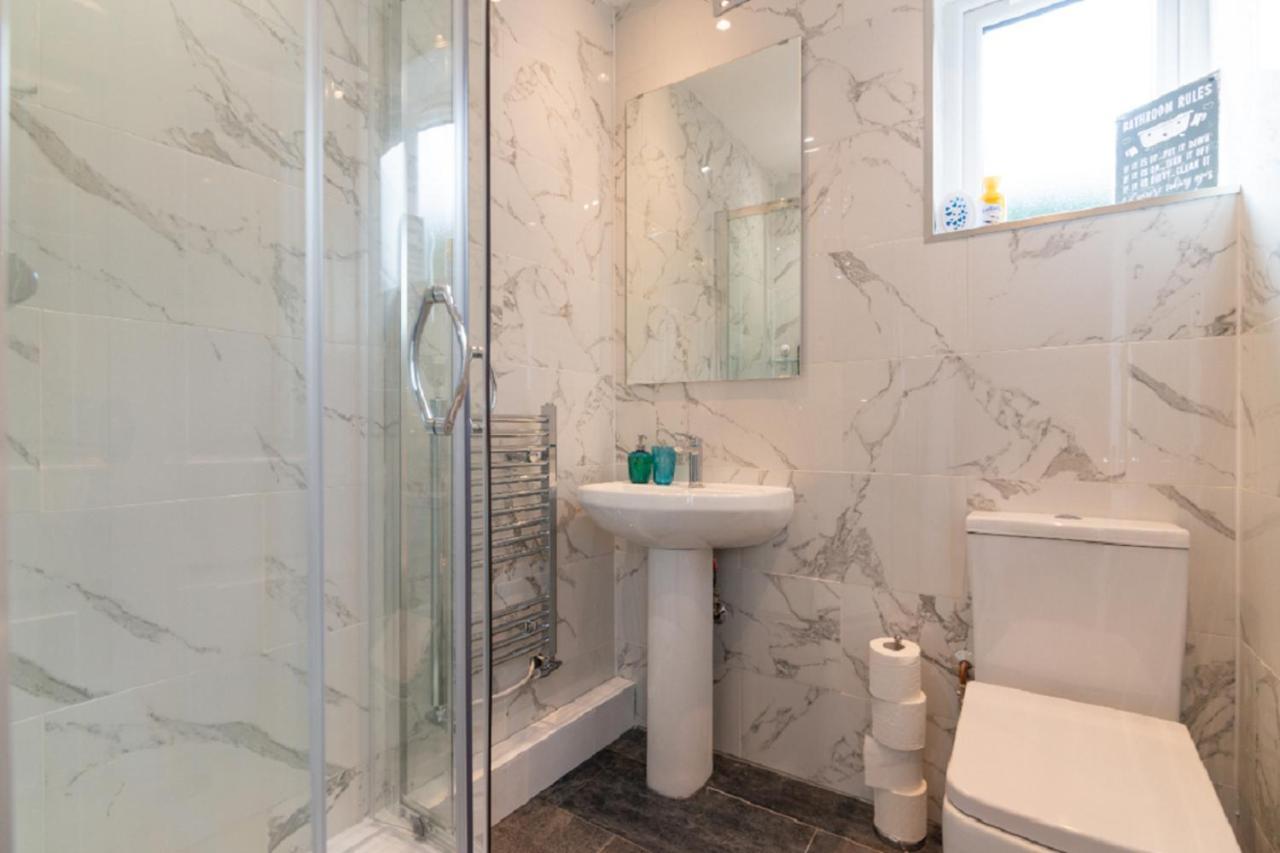 Beautiful 6 Bedroom Holiday Home, Manchester Wythenshawe Exteriör bild