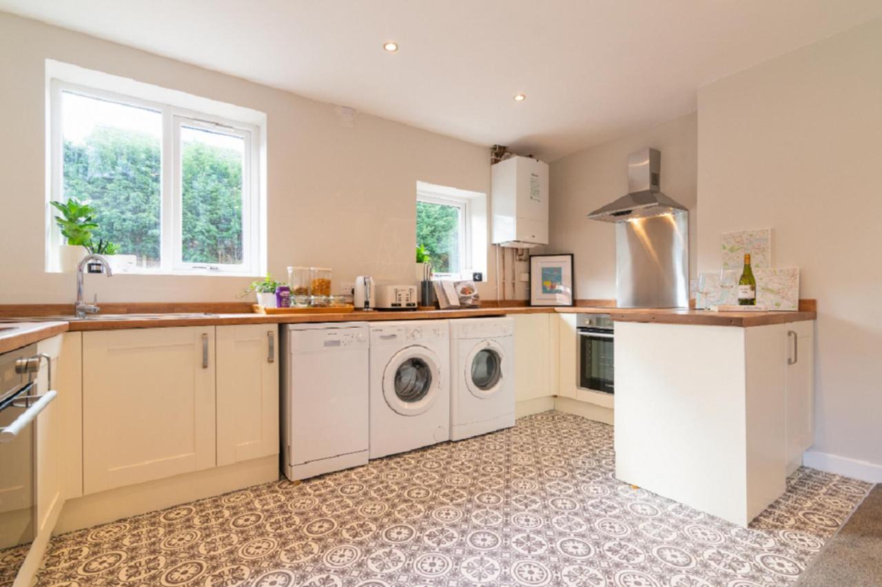 Beautiful 6 Bedroom Holiday Home, Manchester Wythenshawe Exteriör bild