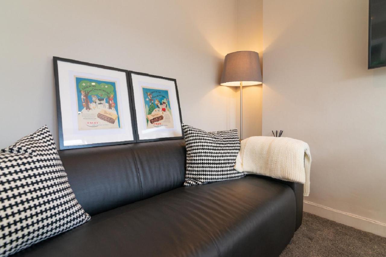 Beautiful 6 Bedroom Holiday Home, Manchester Wythenshawe Exteriör bild