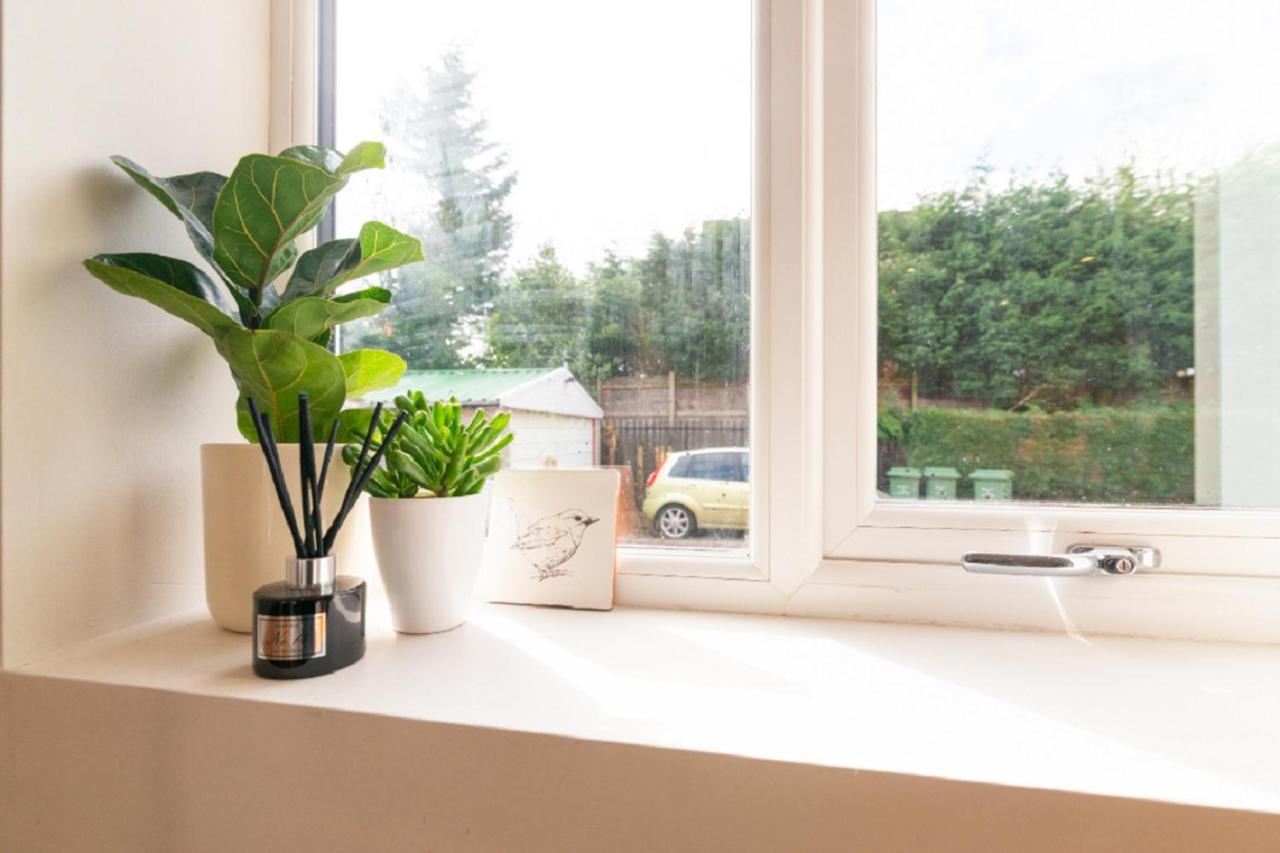 Beautiful 6 Bedroom Holiday Home, Manchester Wythenshawe Exteriör bild