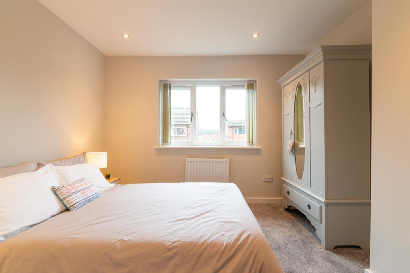 Beautiful 6 Bedroom Holiday Home, Manchester Wythenshawe Exteriör bild
