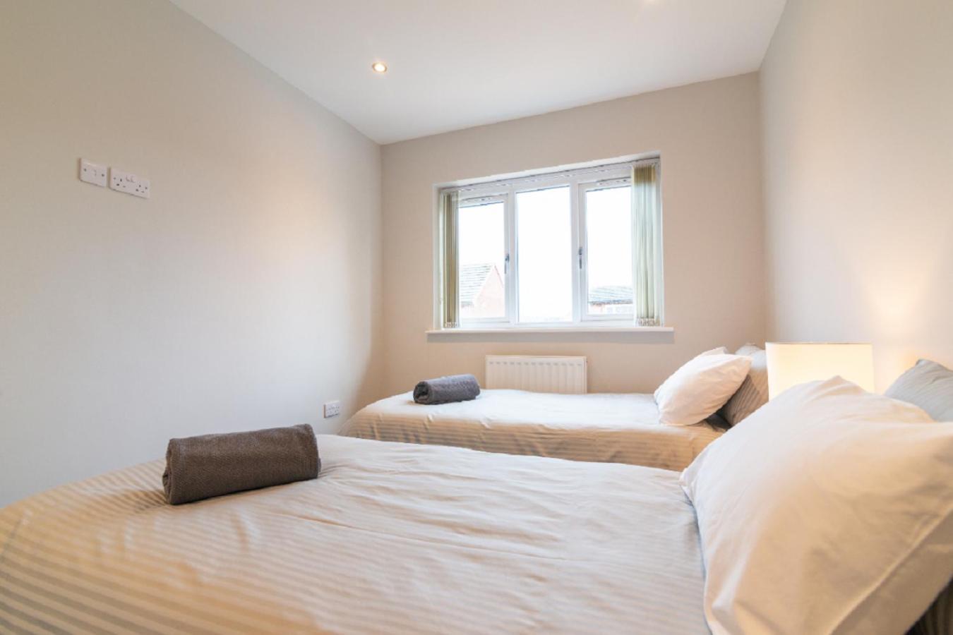 Beautiful 6 Bedroom Holiday Home, Manchester Wythenshawe Exteriör bild