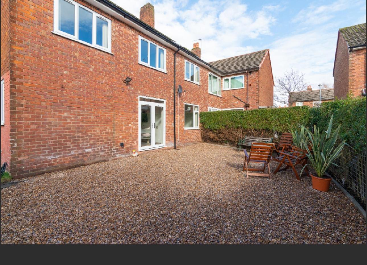 Beautiful 6 Bedroom Holiday Home, Manchester Wythenshawe Exteriör bild