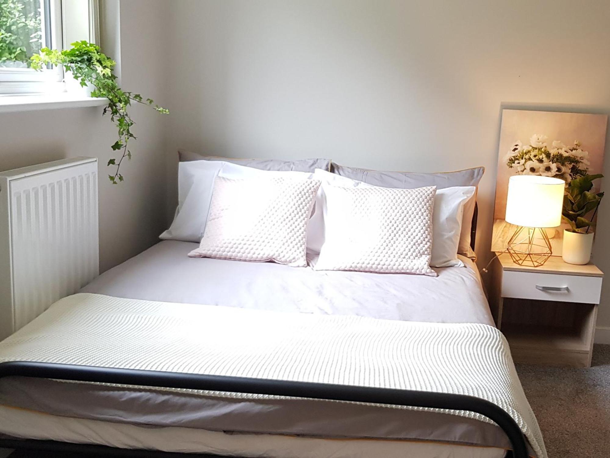 Beautiful 6 Bedroom Holiday Home, Manchester Wythenshawe Exteriör bild