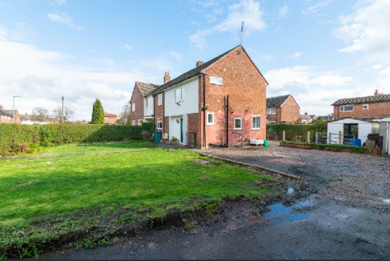 Beautiful 6 Bedroom Holiday Home, Manchester Wythenshawe Exteriör bild