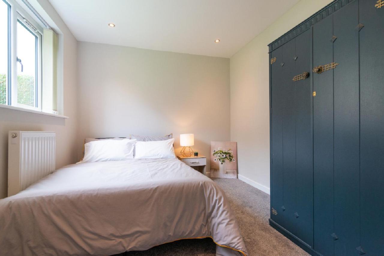 Beautiful 6 Bedroom Holiday Home, Manchester Wythenshawe Exteriör bild