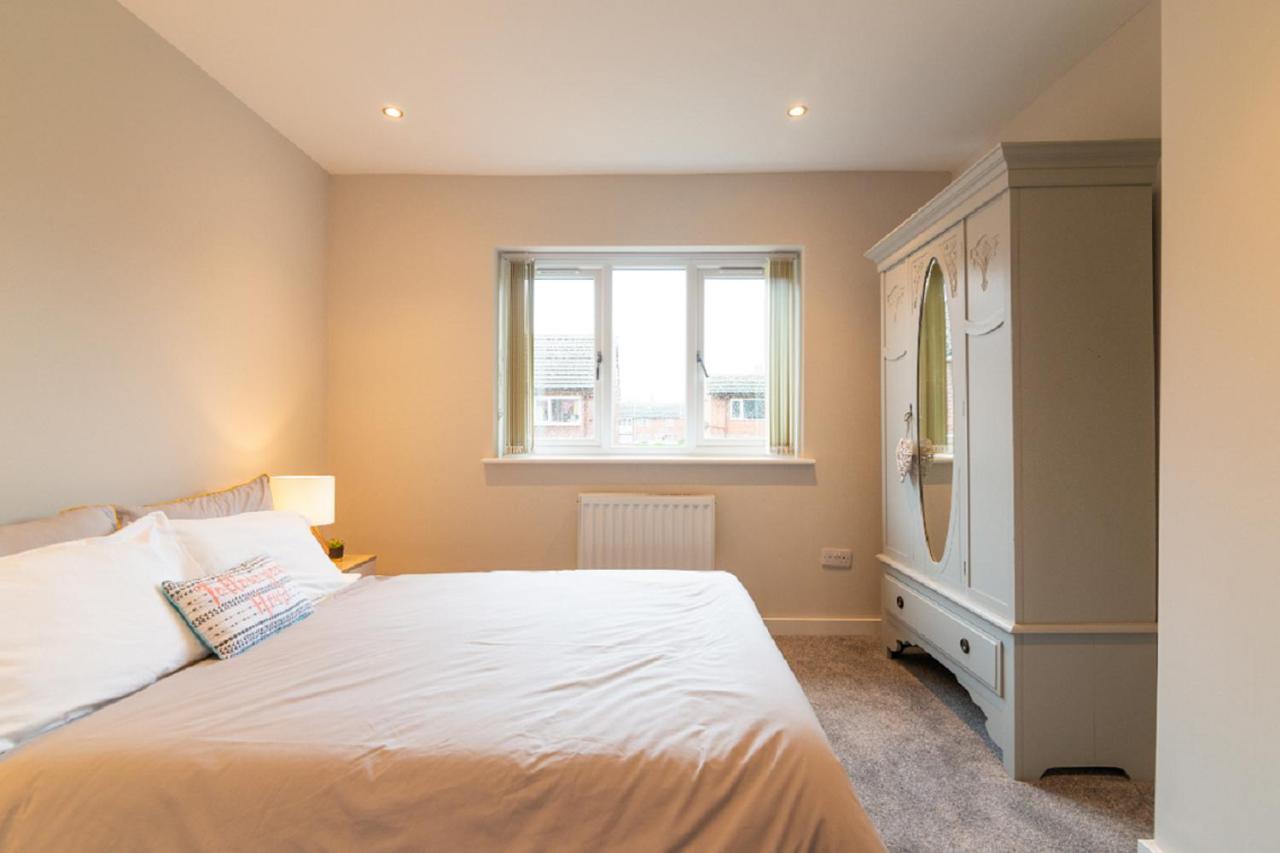 Beautiful 6 Bedroom Holiday Home, Manchester Wythenshawe Exteriör bild