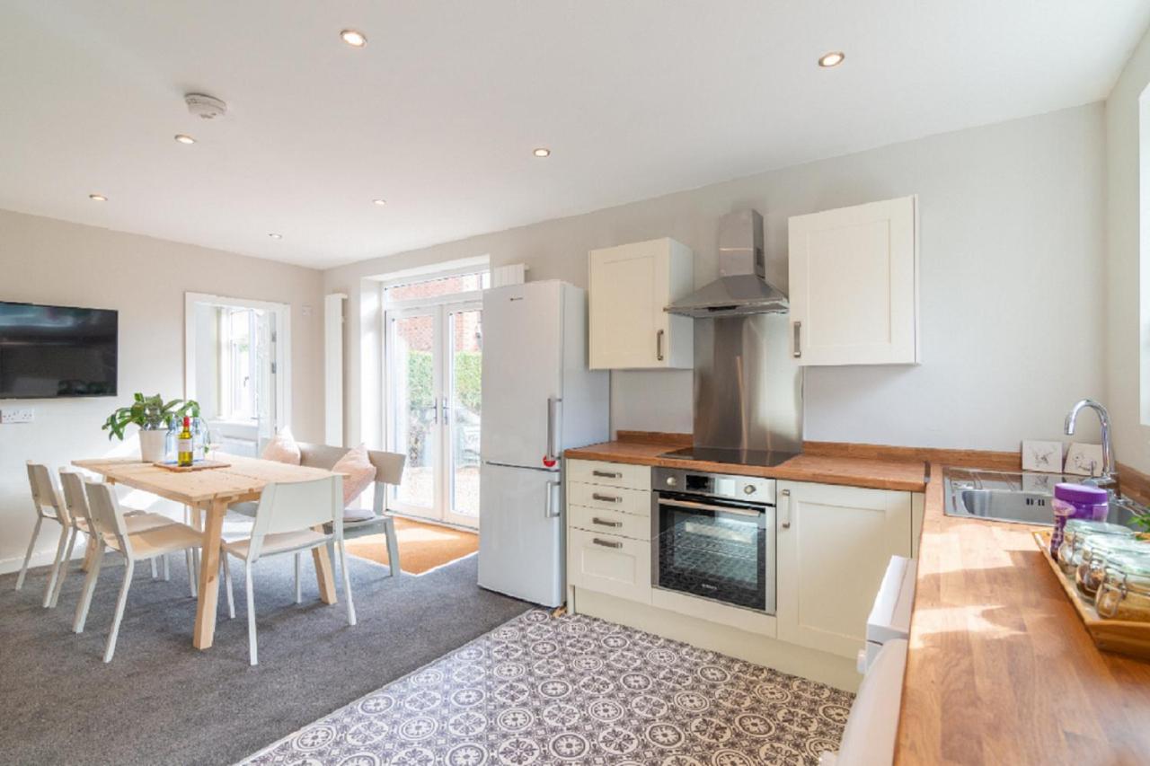 Beautiful 6 Bedroom Holiday Home, Manchester Wythenshawe Exteriör bild