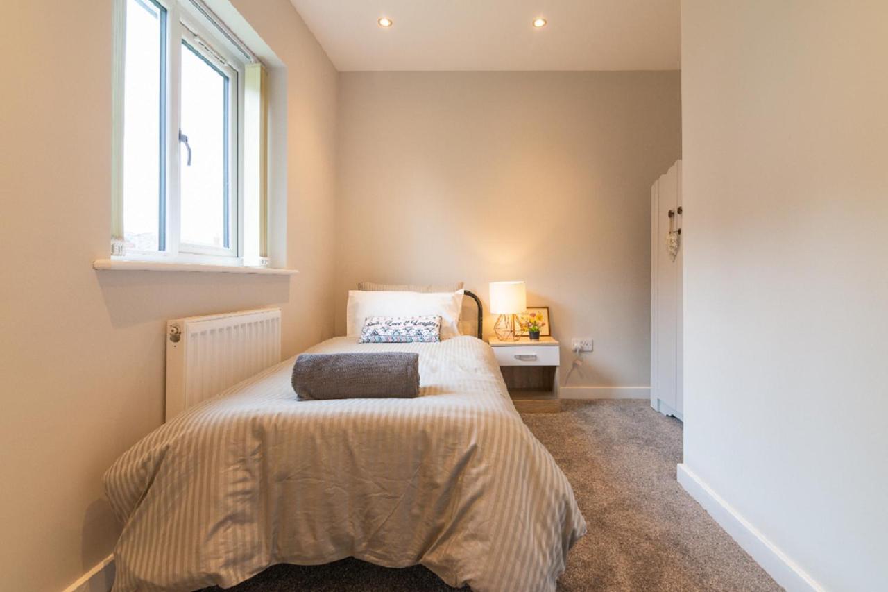 Beautiful 6 Bedroom Holiday Home, Manchester Wythenshawe Exteriör bild