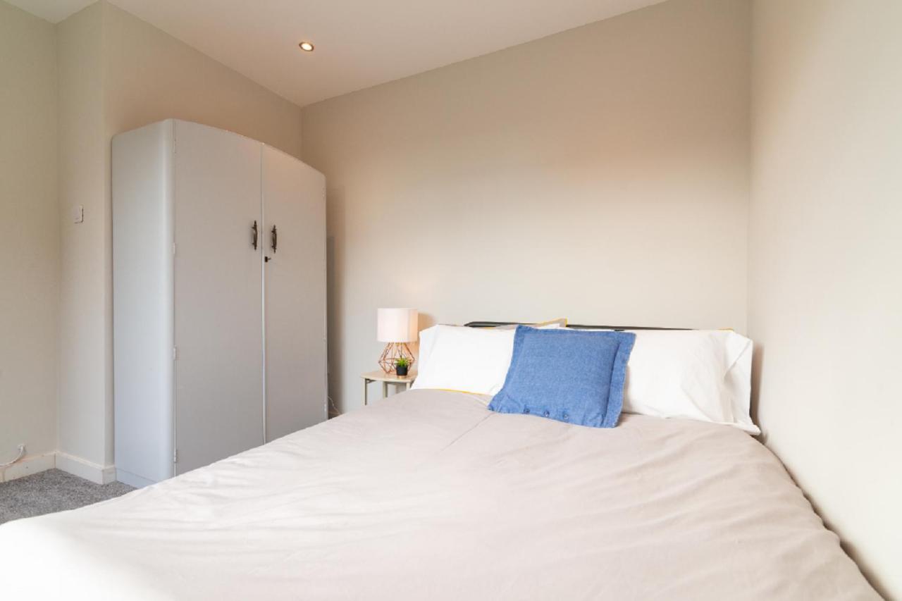 Beautiful 6 Bedroom Holiday Home, Manchester Wythenshawe Exteriör bild