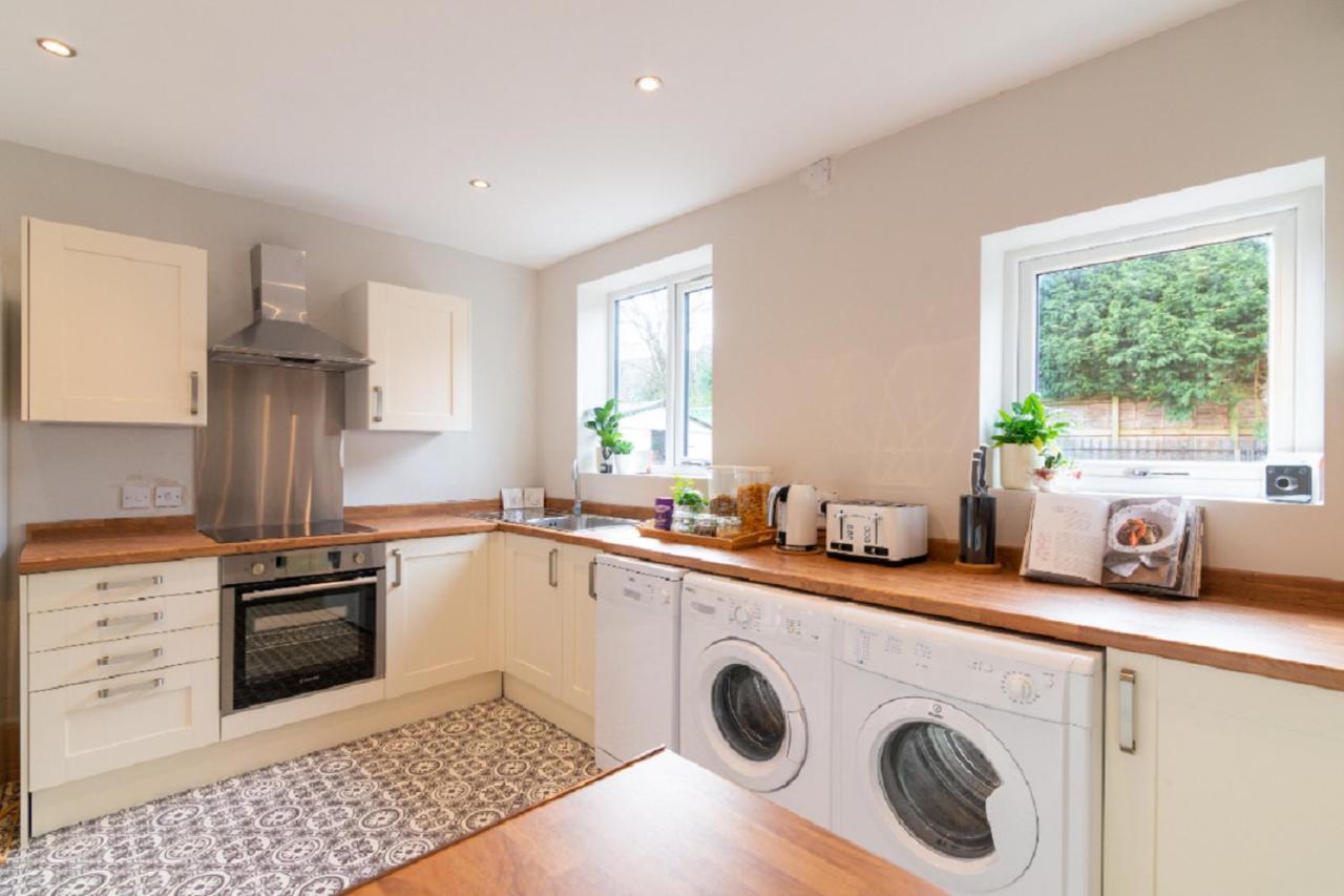 Beautiful 6 Bedroom Holiday Home, Manchester Wythenshawe Exteriör bild